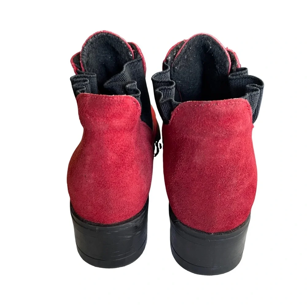 BARBO Red Suede ankle boot Booties with Front Zipper. Very Nice. Size 7